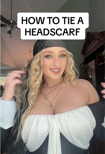 How to tie a headscarf straight from the Pirate Pop Princess. The perfect tutorial for your Halloween Pirate costume needs #pirate #halloween #piratesofthecaribbean #piratecostume #headscarf