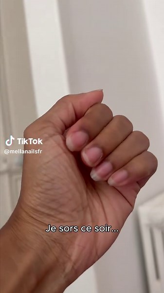 Tu penses que poser de faux ongles chez soi, c’est galère ? Détrompe-toi. Avec les Press On Nails Mella Nails, tu ouvres ton coffret, tu poses… et tu brilles. 💅 En 5 minutes, ta manucure est parfaite 🎯 Zéro compétence, zéro dégâts 🫶 Et une tenue impeccable Quand tu veux les enlever, hop, un coup de lingette, et tes ongles sont nickels. ➡️ La beauté sans compromis, c’est ici que ça commence #MellaNails #MellaPressOnNails #PressOnNails #PressOnNailsFrance #ManucureMaison #OnglesFaitsMain #Manuc