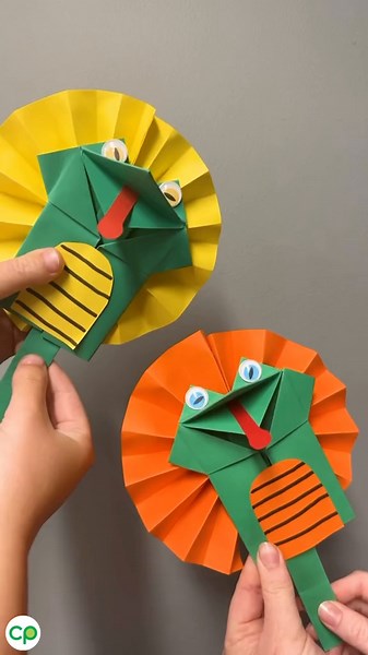 Make your own talking Origami Lizard Puppets! Full tutorial through the link in our bio! 🦎 @CleverPatch #cleverpatch #tutorial #papercraft #craft #schoolholidays #free #holidayactivities #kidsactivities #origami #kidsorigami #kidscraft #manamana #muppets #puppet #funnyvideo