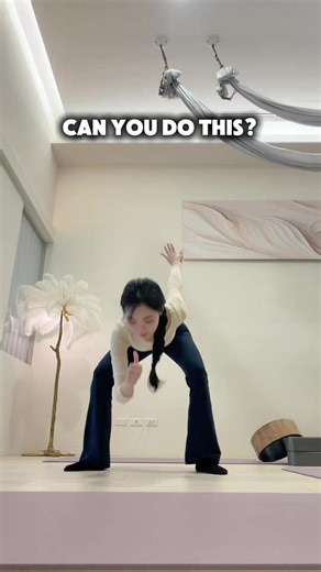 Can you do this challenge? 😳 Mobility test. Squat down. Fist on the floor. Thumb to your forehead. Most people can’t do it. #challenge #mobilitychallenge #flexibilitytest #fitnesschallenge #trythischallenge