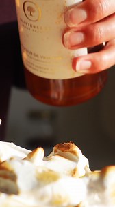 Redécouvrez la tarte au citron… dans sa version la plus ensoleillée ☀️🍋 Un grand classique twisté avec élégance grâce à notre huile Olive & Citron frais pressés, 100% naturelle et sans arôme ajouté. ✨ Une pâte ultra croustillante, une crème fondante… et cette touche d’huile qui fait toute la différence. 📽 Suivez la recette pas à pas en vidéo et invitez la Méditerranée dans votre assiette 🌿 | Oliviers&Co