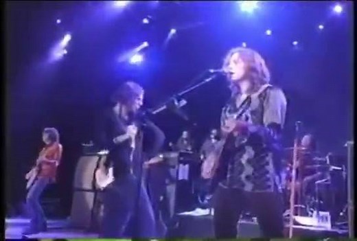 #Onthisday in 2001 The Black Crowes played The Greek Theater in Los Angeles while on The Brotherly Love Tour with Oasis. Here’s a little Soul Singing for ya, Sho’ Nuff. | The Black Crowes