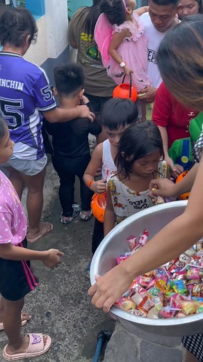 292K views · 9.4K reactions | A day in our life! Namigay ako ng maraming candies sa mga bata殺 Bangsaya pala ng ganito #reelsvideoシ #reelsviralシ #reelsviralシfb #reelsfbシ #talimislander #reelsfypシ #reelsviral #buyOK #trickortreat2025 | Talim Islander | Facebook