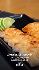 Uma explosão de sabor em cada mordida. 🤤 Nosso espetinho de camarão é grelhado no ponto perfeito, suculento e com aquele toque sofisticado que só o Oishi Sushi sabe oferecer. Ideal para compartilhar (ou não 😉). Venha viver essa experiência única. Oishi Sushi: onde cada detalhe é pensado para surpreender seu paladar. 📲 Reserve sua mesa ou faça seu pedido clicando no link da bio! | Oishi Sushi