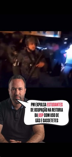 A Polícia Militar retirou estudantes que ocupavam a reitoria da USP, em São Paulo, durante uma operação realizada na madrugada deste domingo. Segundo relatos do DCE, houve uso de escudos, gás lacrimogêneo e bombas de efeito moral. Os estudantes afirmam que a ocupação era pacífica e protestava por melhorias na permanência estudantil. Quatro alunos teriam sido levados ao 7º Distrito Policial. Até agora, a PM não divulgou detalhes oficiais da ação. #USP #SãoPaulo #PolíciaMilitar #Universidade #Notí
