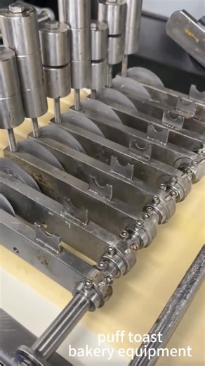 kellyqu bakery equipment on Instagram: "puff toast line #bakerymachines #bakeryequipment #breadfactory #industrybakery #croissant toast bakerymachinery"