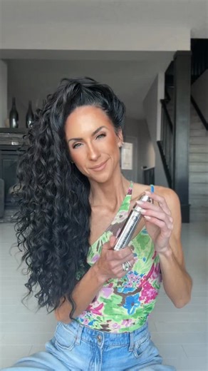 ᴇʀɪɴ ꜰɪᴇʟᴅ ꜰᴜᴅɢᴇ: Hair Growth & Hair Oil Specialist on Instagram: "If you have curly hair & like a minimal effort updo…this one’s for you I actually have naturally straight hair, but curl it 90% of the time, so maybe I can be deemed an “honorary curly girl?” Please tell me that’s a thing? to get this look: 1️⃣create a looped ponytail 2️⃣ pull to create a messy loop (more texture) 3️⃣ divide the leftover curls into 4, twist two sections, plunk & pin in front & plunk & pink two in the back If you 