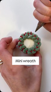 204K views · 5.4K reactions | A super cute Christmas mini wreath cupcake  Don’t you think they look lovely in amongst the box of festive cupcakes? I love making these! . #cake #cupcakes #flowers #flowercupcakes #buttercreamflowers #edibleflowers #wreath #wreathcupcakes #christmascupcakes #xmascupcakes #piping #baking #fyp #petalsbakehouse | Petals Bakehouse | Facebook