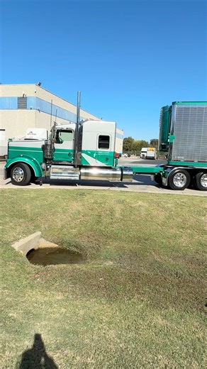 SHIIIIIIIIIIIIIIIIIIIII that set up looks so good🤣😏😮‍💨🔥🫡💯! Standing tall and sitting pretty😎! I’m just out here doing what I do best swinging doors delivering product🫡! You know you’re clean when the sun is shining all over your ride YA GET ME😏🧼! Use code “Complex10” for 10% off of your order at 4atatetrucks.com!••••Subscribe to my YouTube channel for more great content “TheT2Complex” one word🫡😎! #thet2complex #thealaminway #teamalamin #eleganceoneighteenwheels #livetheshow #largeca