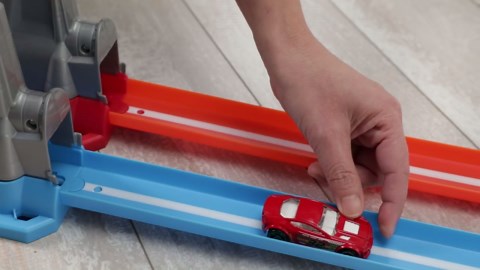 Hot Wheels Double Loop Dash Track Set with 2 Toy Cars in 1:64 Scale, 12-ft Long, Ages 5 and up