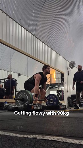 Last rep of my 10 minute EMOM with 90kg. Goal was to focus on keeping the head and chest up in the cleans, and managed to start flipping my hand mid clean for the first time too! Weight is rather chill for me, so look forward to my heavy axle sesh to see how these cues do for me #strongman