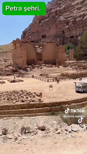 Esselamun aleyküm muslim kardeşlerim. Biliyorum bu iddia çok sarsıcı. Ama aklıselim ve samimi kalpl ile meseleyi irdeleyip araştırırsanız,Emeviler zamanında Mekke'nin yakılıp yıkıldığını ikna olursunuz. Lütfen beni şucu bucu diye peşinen telkip etmeyen. Hiçbir mezhebim yok benim. Gökteki yüce Rabbimizin indirdiği Kuran'dan başka tarikatı olmayan bir müslümanım. #petra #petrailkkıblemizdi #petramekkedir #islam #mekkepetradır