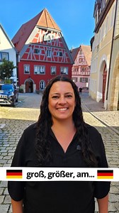 Vamos aprender um pouco o comparativo e superlativo de alguns adjetivos neste vídeo. Veja outros exemplos: schön = bonito schöner = mais bonito am schönsten = o mais bonito Hamburg ist schön, Frankfurt ist schöner, aber München ist am schönsten. intelligent = inteligente intelligenter = mais inteligente am intelligentesten = o mais inteligente Marco ist intelligent, Maria ist intelligenter, aber Marius ist am intelligentesten. teuer = caro teurer = mais caro am teuersten = o mais caro Das Fahrra