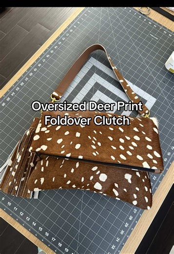 I haven’t had this deer print in yeeeears. Check out this custom large foldover clutch with a shoulder strap instead of a crossbody strap. No fringe, but with a matching jumbo sized tassel. — Made by request.🤎