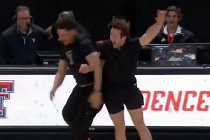 Texas Tech basketball fan drains full-court putt, celebrates with Patrick Mahomes, gets March Madness started early