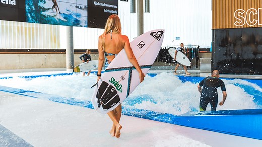 Indoor Surfen in der Jochen Schweizer Arena München