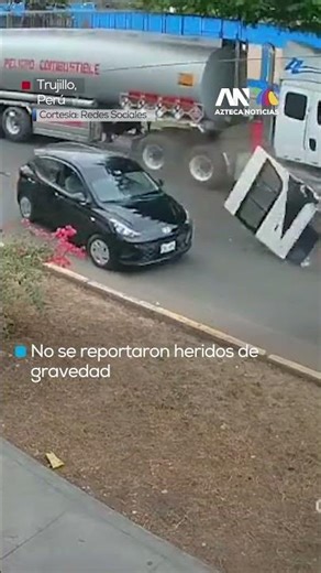 Accidente en Trujillo: combi choca contra auto mal estacionado frente a colegios en Perú