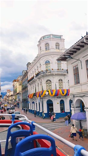 ✨🌄 Descubre la mágica Cuenca, la joya de los Andes ecuatorianos 🏞️🇪🇨 Caminar por sus calles coloniales, respirar el aire fresco de sus montañas y dejarte enamorar por la calidez de su gente es una experiencia única. 💙 Cuenca no solo es historia y cultura, también es aventura, tradición y sabor. Ven y vive momentos inolvidables en La Bella Cuenca 🌸 #CuencaEcuador #ViajaCuenca #DescubreEcuador #TurismoCuenca #LaBellaCuenca | Citytour en Cuenca by VanService