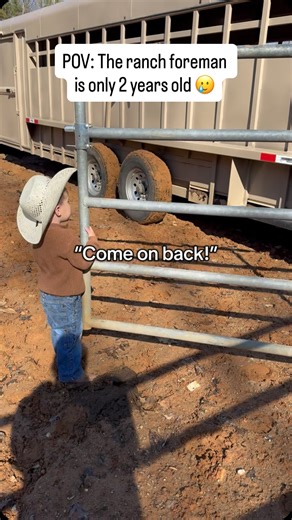 Rachel Vick + DOUBLE R RANCH HORSES on Instagram: "Boss man is here, yall better stay sharp! I think he will be running this operation by the time he’s 5 😂 Seriously though, Cowboy Cooper loves helping load cows, and helping Daddy back the trailer. He takes his little responsibilities ever so seriously! Loading the @big_bend_trailers These cows move perfectly fine with just a flag- the roping steers might call for that hotshot. 😂😅 . . . . #OutdoorKids #NoScreens #littlecowboys #ScreenFreeChil