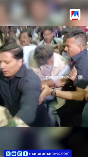 ചെന്നൈ വിമാനത്താവളത്തിൽ തിക്കിലും തിരക്കിലും പെട്ട് വീണ് വിജയ് #vijay #vijaytv #chennaiairport