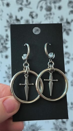 🇵🇱 Hello from Poland! ☀️ These chainmaille earrings are currently available in my Etsy shop – handmade, ready to ship right now ♡ Pure dark fairycore energy in every swing: surgical steel 316L woven into delicate, flowing drops, finished with freshwater pearls and shimmering glass teardrops that catch light like moonlight on vampire fangs. Made for: dark fairycore nights • gothic elegance • vampire aesthetic • soft goth romance • night court vibes • alt witch • ethereal darkness • everyday qui