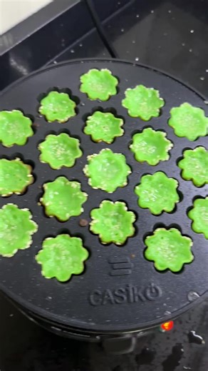 Traditional kuih. Modern appliance. Same comforting taste. 💚 Made these Kuih Bakar Pandan using the Casiko electric pancake maker, surprisingly fuss-free and so easy to manage. Small pieces, big pandan-coconut flavour. Perfect for sharing… or not 😉 #U#UlisKitchenSGK#KuihBakarH#HeritageFoodM#ModernTraditionPandanDessert