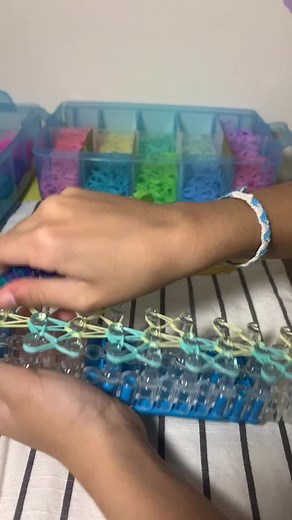 Creating a Zigzag Bracelet with Rainbow Loom