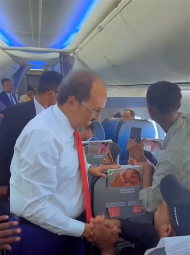 Daawo: Madaxweyne Xasan Sheekh Maxamuud oo saaran diyaarad xilli uu kusoo wajahan yahay Muqdisho. WATCH: President Hassan Sheikh Mohamud on board an aircraft as he heads to Mogadishu. #XasanShiikh #Ethopia #Somalia #Muqdisho #garoweonline