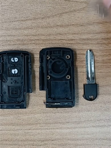 Think taking apart a remote car key is hard? With one simple trick, it opens in seconds. Great for shell replacement or repair. 💬 Follow for more key tips! #Car #AutoKeys #KeyRepair #locksmithlife🔑locksmith #carkeyfob