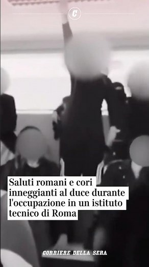 Saluti romani e cori inneggianti al duce durante l'occupazione di un istituto tecnico di Roma
