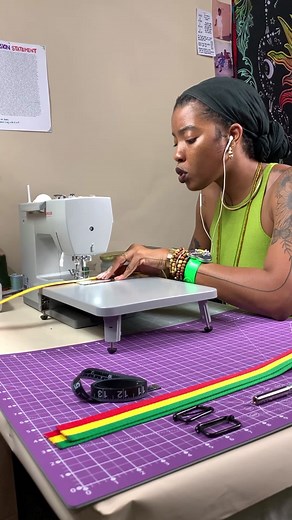 ✋🏾 𝘚𝘰𝘮𝘦𝘵𝘪𝘮𝘦𝘴 𝘪𝘵’𝘴 𝘯𝘰𝘵 𝘺𝘰𝘶𝘳 𝘴𝘦𝘸𝘪𝘯𝘨 𝘮𝘢𝘤𝘩𝘪𝘯𝘦, 𝘪𝘵’𝘴 𝘺𝘰𝘶. ⠀ I made a Ras’Pack from @quaintbags using the Singer 4423 Heavy Duty Sewing Machine and I’m impressed with the results! 😍 While I’m away from my industrial sewing machine, this made the perfect substitute. ⠀ If you’re a beginner, you probably won’t be sewing a backpack like this so you can easily have the time of your life with this sewing machine. You can sew anything from a bikini to a shirt to pants,