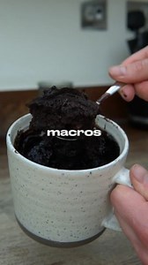 No excuses to not be shredded this summer 💪🍫 This protein mug cake hits 35g protein for just 250 cals 🤯 30g Protein Power 1 tbsp Flour 1/2 tbsp Baking Power 1 tbsp Cocoa Powder 1 Egg 70ml Milk Quick, easy & tastes elite 👨‍🍳🔥 | High Protein Goals