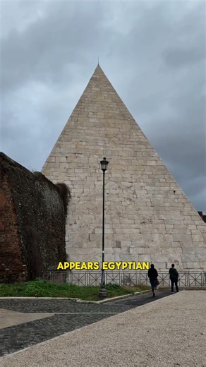 Did you know there’s a pyramid right in the centre of Rom? Unique sites to see in Rome.