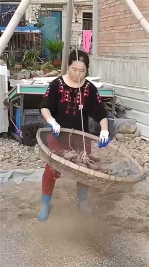 The Craftsmanship of Soil Screening with Woven Bamboo Sieves: A Blend of Tradition and Functionality