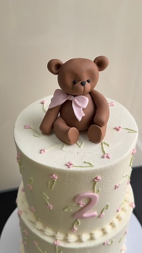 Cutest baby girl cake you’ve ever seen!? So simple and elegant 笠 2 tier cake 6&5inch sizing ☺️ #cake #cakeideas #leeds #york #london #discoverleeds #thisisleeds #chocolate #vanilla #surprise #bake #bakebaby #cupcake #muffin #cooking #fondant #love #food #cakes #sweet #cakedecorating #baking #homebaking #love #birthday #bday | Bakebaby | Facebook