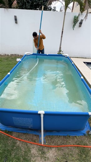 Cómo Limpiar una Piscina SIN Vaciar el Agua | Mantenimiento Completo y Eficiente En este video realizo un mantenimiento completo de piscina sin perder ni una sola gota de agua, ideal para quienes quieren ahorrar agua, mejorar la filtración y eliminar algas sin necesidad de vaciar la piscina. Te muestro paso a paso cómo optimizar el sistema de filtrado, mejorar la capacidad del filtro de pompones, realizar un aspirado correcto y desinfectar el agua de forma segura hasta dejarla limpia, clara y bi