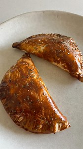 ‘Rissol’ de frango 🍗 Esta receita foi para aproveita um bife de frango grelhado! Juntei queijo creme, queijo flamengo light ralado, orégãos. Misturei muito bem e coloquei num wrap que fechei com a ajuda de um garfo e pincelei com gema de ovo. Levei à airfryer durante 10 minutos.a 180graus ☺️ Gostaria de receber uma plano alimentar mensall desde o pequeno-almoço ao jantar para 1 mês? Escreva a palavra PRIMAVERA nos comentários para receber informações! | Nutricionista Ana Rita Campos