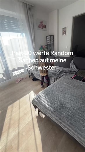 Random Sachen auf meine Schwester werfen – Teil 20