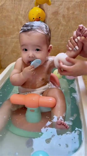 Stop using towels to bathe your baby. This