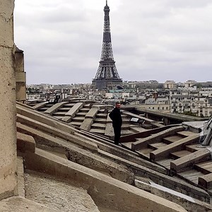 [Les secrets des Invalides] Laurent, chef de sécurité du musée de l'Armée nous emmène dans les endroits méconnus et cachés des Invalides. Visites du toit de la Cathédrale et de la première terrasse offrant une vue 😍 de Paris ! | Musée de l'Armée