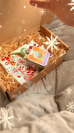 Loopy | Dezvoltare prin joacă on Instagram: "🎄 Da, încă mai există cadouri speciale de Crăciun care pot ajunge la voi sub brad, în timp util. Este vorba despre ultimele 10 seturi cadou, care conțin: ✨ Loopy - Ediția specială de Crăciun 🚗 Aventuri la Drum - jocul nou lansat, plin de provocări, imaginație și distracție în mașină pentru toată familia. Un pachet perfect pentru drumurile lungi, dar și pentru mesele în familie, dar disponibil într-un număr foarte limitat. Mai sunt doar 10 astfel de 