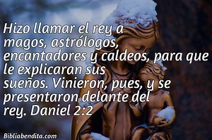 Explicación Daniel 2:2. 'Hizo llamar el rey a magos, astrólogos, encantadores y caldeos, para que le explicaran sus sueños. Vinieron, pues, y se presentaron delante del rey.' - BibliaBendita