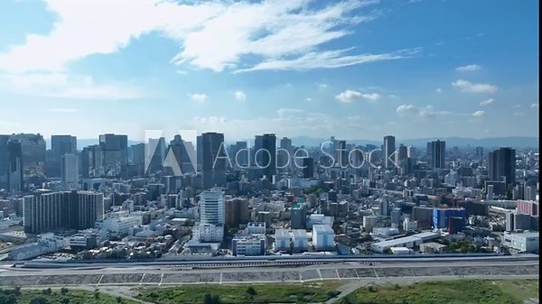 現代都市と青空のドローン空撮
