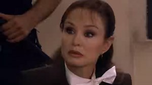 Minerva se presenta en el juicio contra Rodrigo y entrega las pruebas que demuestran que Aarón es el único responsable de los delitos que se le imputan a su primo. Mira #DestilandoAmor a través de Blimtv 👉 https://blim.onelink.me/Cs9x/fbolopdamor | tlnovelas