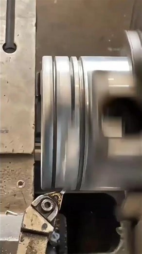 Satisfying CNC Grooving & Finishing – Precision Lathe Machining on Rotating Metal Part