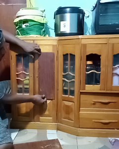 Fixing the door of a wooden cupboard | Andris Brick Art