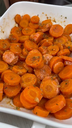 🍴 ZANAHORIAS ALIÑADAS (Receta escrita abajo) 〰️〰️〰️〰️〰️〰️〰️〰️〰️〰️〰️〰️〰️〰️ 💥 INGREDIENTES (4 personas) 〰️〰️〰️〰️〰️〰️〰️〰️〰️〰️〰️〰️〰️〰️ - 500 gr de zanahorias - 3 dientes de ajos pequeños - 1 cucharadita de sal - 1 cucharadita Cominos en grano - 1 cucharadita Pimentón - 1 cucharadita de orégano - 2 cucharadas soperas de vinagre de Jerez - 3 cucharadas soperas Aceite de oliva virgen extra - 3 cucharadas soperas Agua de cocción 〰️〰️〰️〰️〰️〰️〰️〰️ 💥 ELABORACIÓN 〰️〰️〰️〰️〰️〰️〰️〰️ 1. Limpiar, pelar y cort