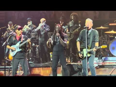 Bruce Springsteen and the E Street Band sing in chorus- Long Walk Home. Live. Los Angeles.07.04.2026