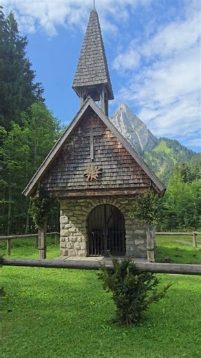 Wankerfleck-Kapelle mit Blick auf den Geiselstein #kapelle #chapel #gedenkstätte #gedenkort #view