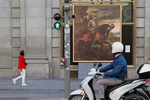 El Museo Nacional del Prado sale a tu encuentro para invitarte a disfrutar de los museos En el marco del Día Internacional de los Museos 2021, el Museo del Prado ha instalado una veintena de réplicas exactas de sus colecciones en las calles de Madrid, en lugares inesperados, cercanos y sorprendentes, con el propósito de alterar la cotidianidad de los ciudadanos y estimular su visita a los museos. El título de la iniciativa “A la vuelta de la esquina” expresa igualmente la aspiración a la pronta 